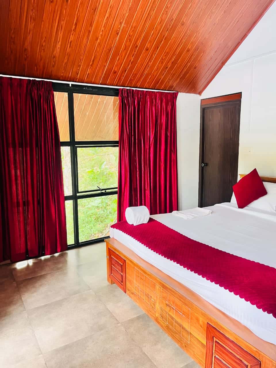 Hut Room - Interior